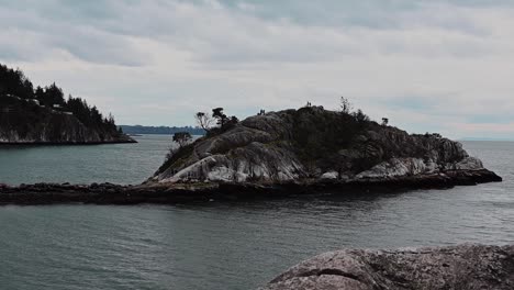 Static-shot-of-rock-formation-at-Whytecliff-Park-in-Vancouver,-Canada