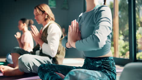 sesión de grupo de yoga