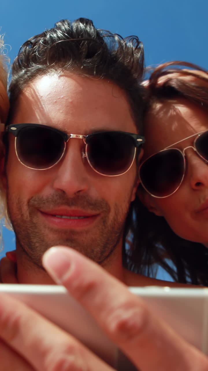 셀카를 찍는 행복한 친구들