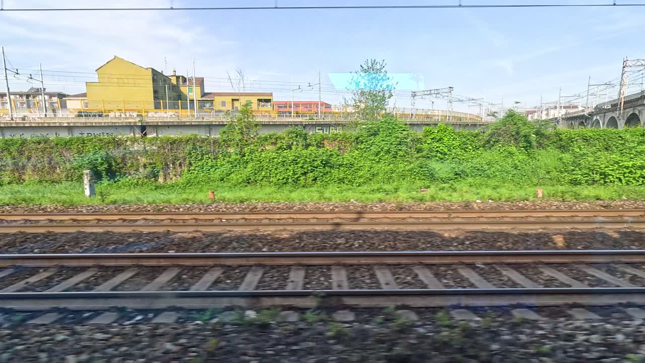 밀라노의 도시 풍경을 통과하는 열차