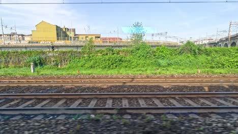 tren que pasa por el paisaje urbano de milán