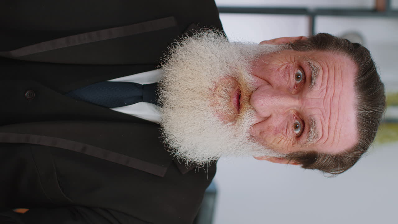 슈트 를 입은 자신감 있는 노인 의 초상화