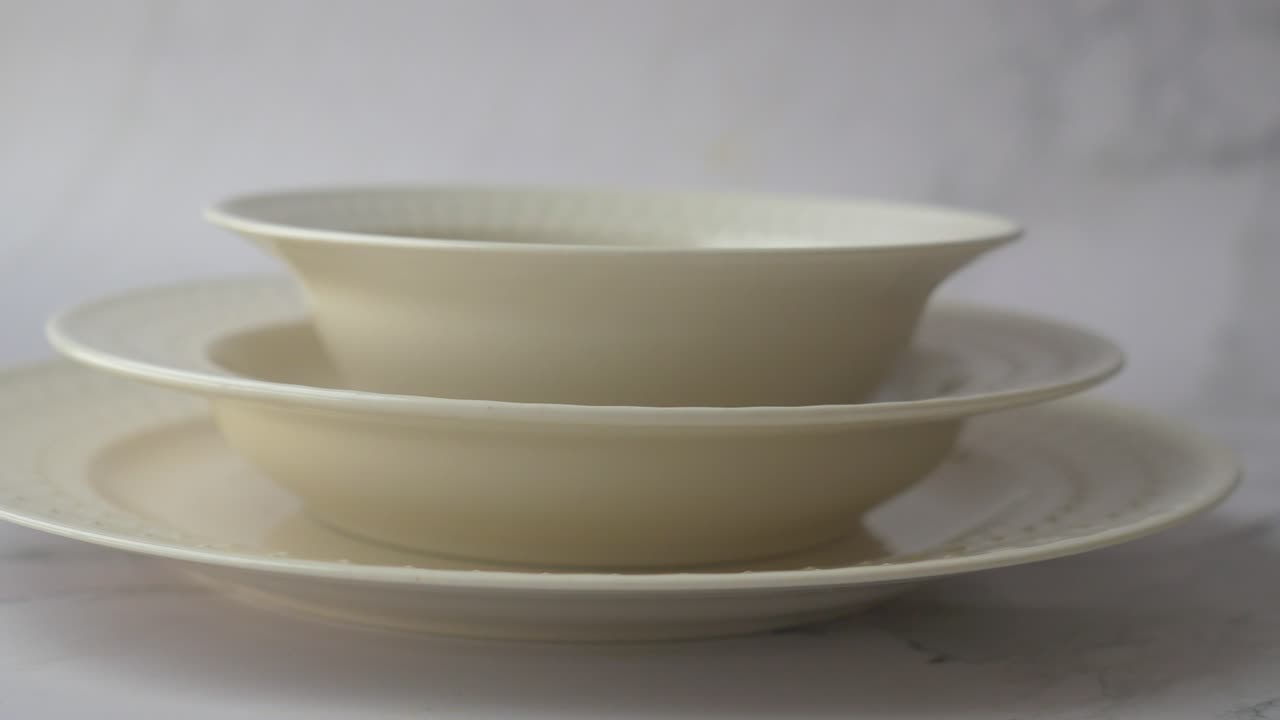 platos apilados de color crema