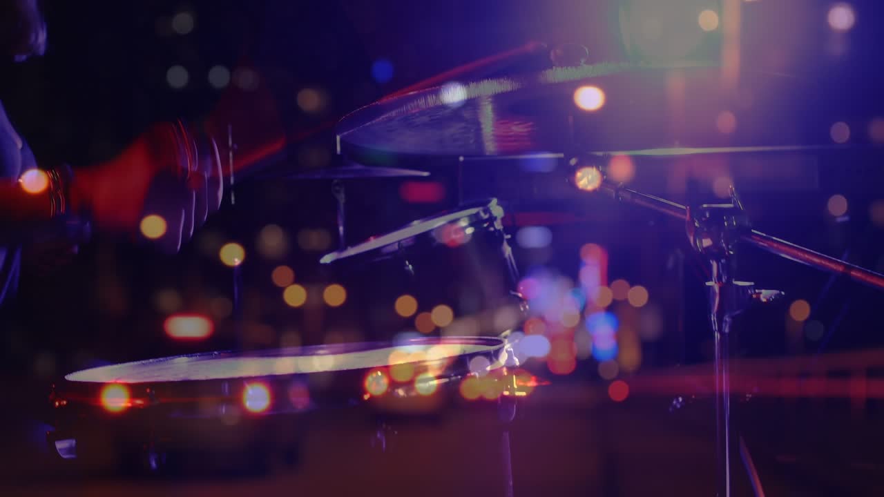 Animazione di traffico stradale sfocato su musicisti che suonano le percussioni