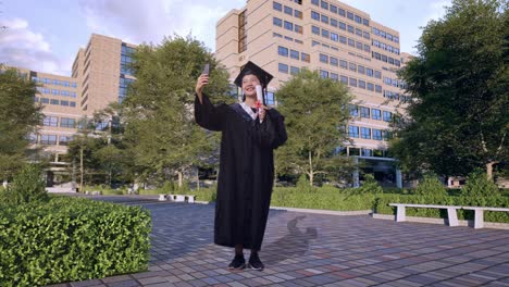 una mujer tomando una selfie en el día de la graduación.