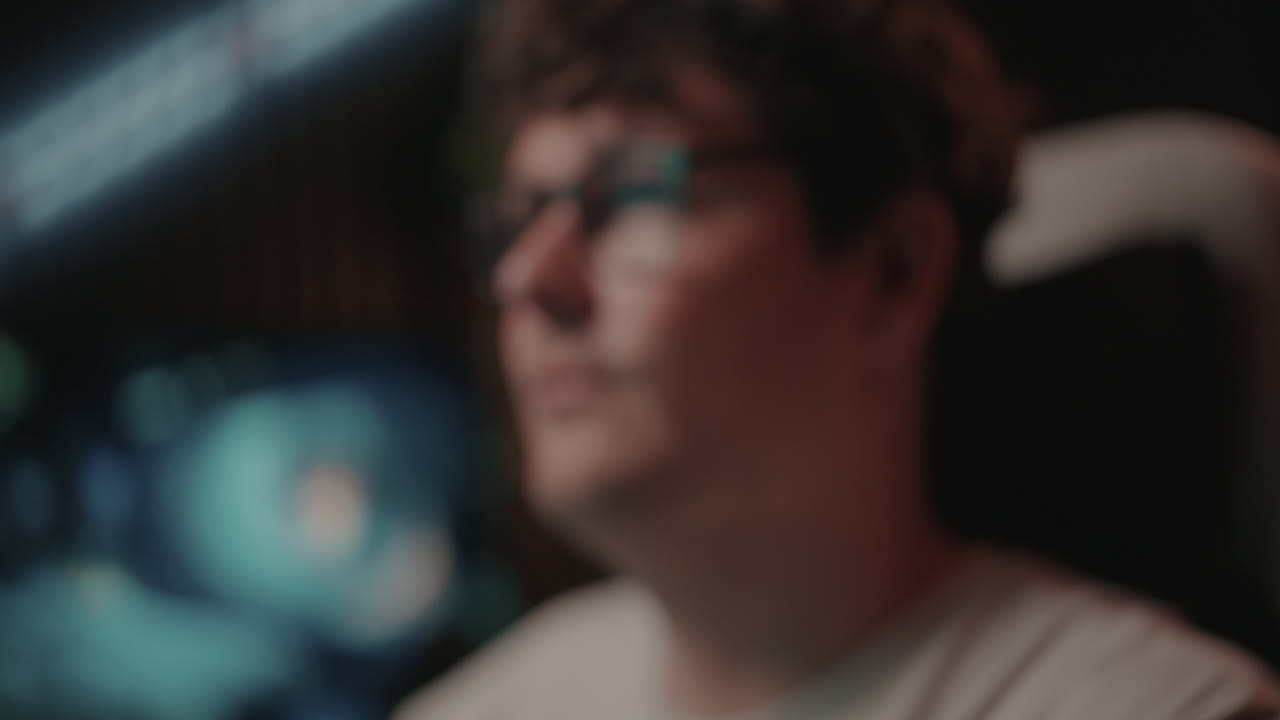 primer plano de una persona que lleva gafas