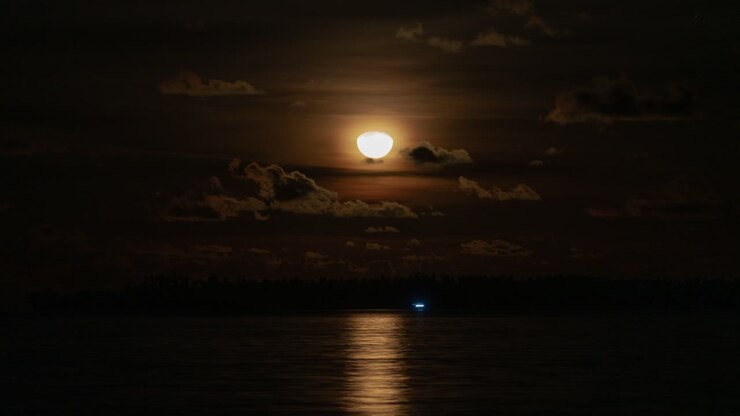 Riflesso della luna sull'acqua di notte.