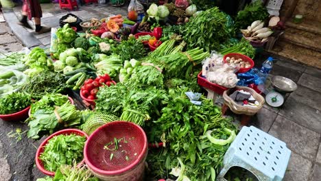 mercado callejero vibrante con verduras frescas expuestas