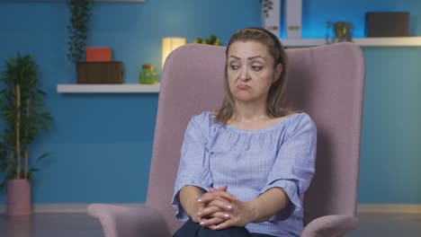 mujer con problemas psicológicos sola en casa.