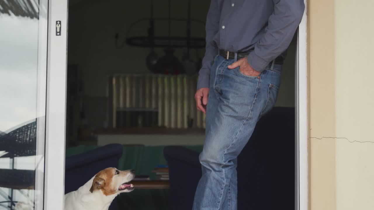 집 에서 강아지 와 함께 있는 노인