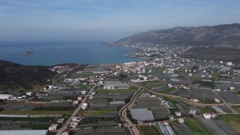 Vista-Aérea,-Agricultura,-Invernaderos,-Ciudad-Costera