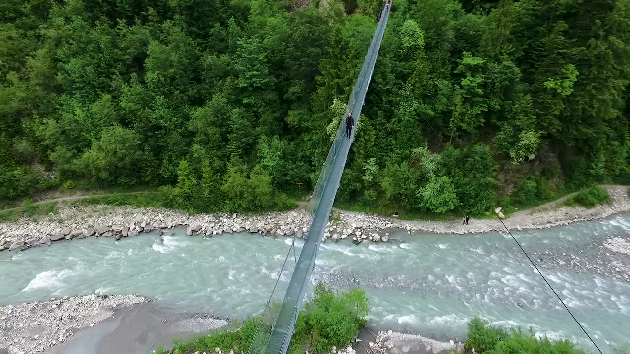 산악 강 다리 와 산책자 들