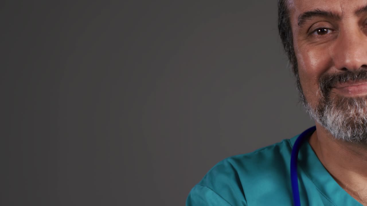 cirujano de mediana edad sonriendo con retrato de espacio de copia