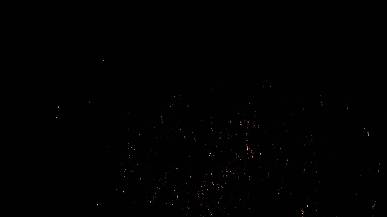 fuegos artificiales parpadeando en el cielo nocturno de las fiestas