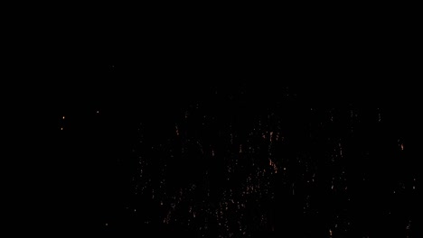 fuegos artificiales parpadeando en el cielo nocturno de las fiestas