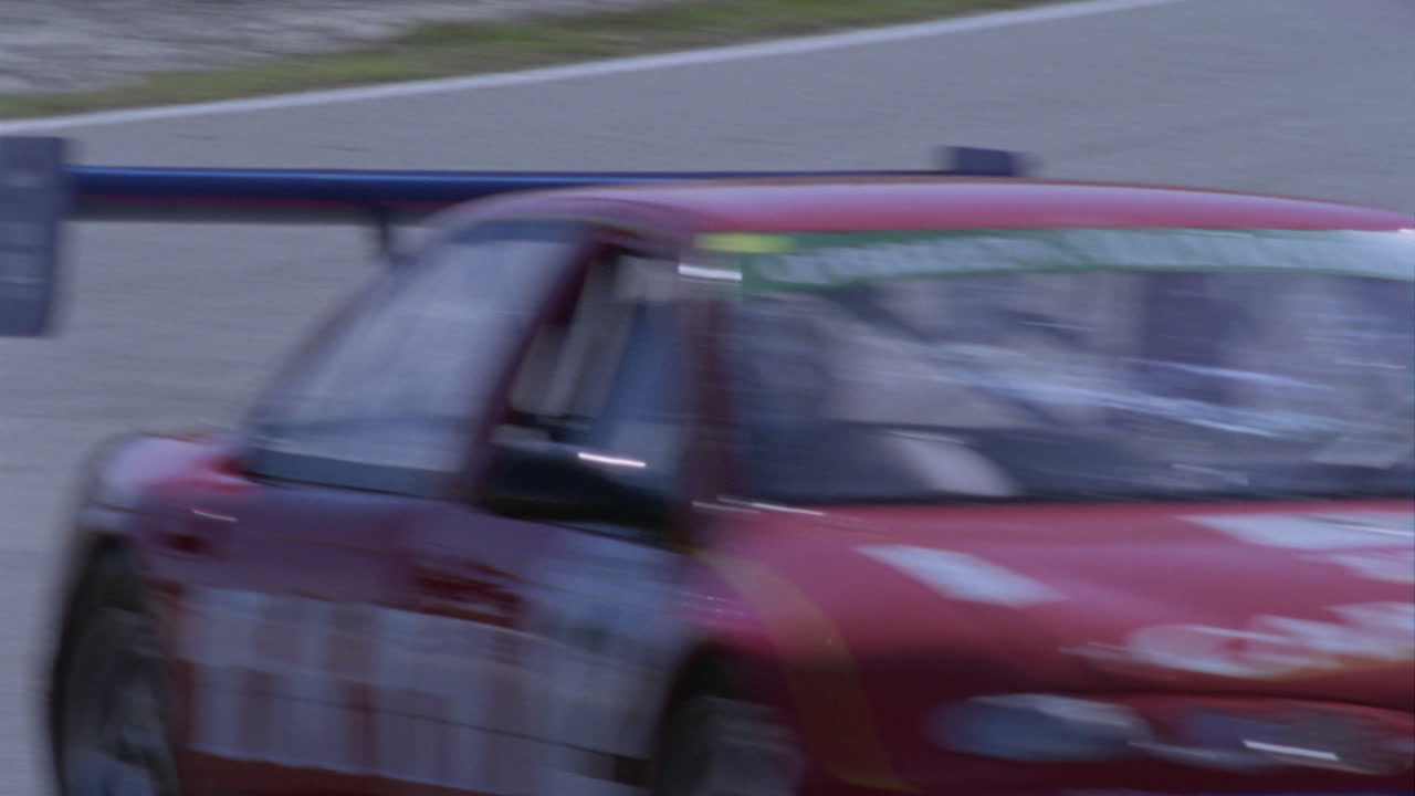 빨간 자동차가 경마장을 돌고 있다