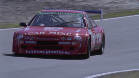 Un-Coche-Rojo-Circula-Por-Una-Pista-De-Carreras