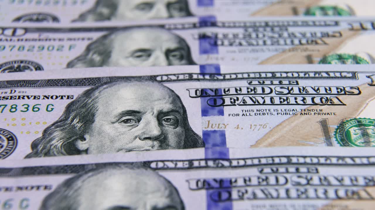 billetes de dólar estadounidense, dinero de papel, moneda de tasa de cambio. billetes de efectivo. el concepto de finanzas e inversión. cien dólares estadounidenses. economía empresarial