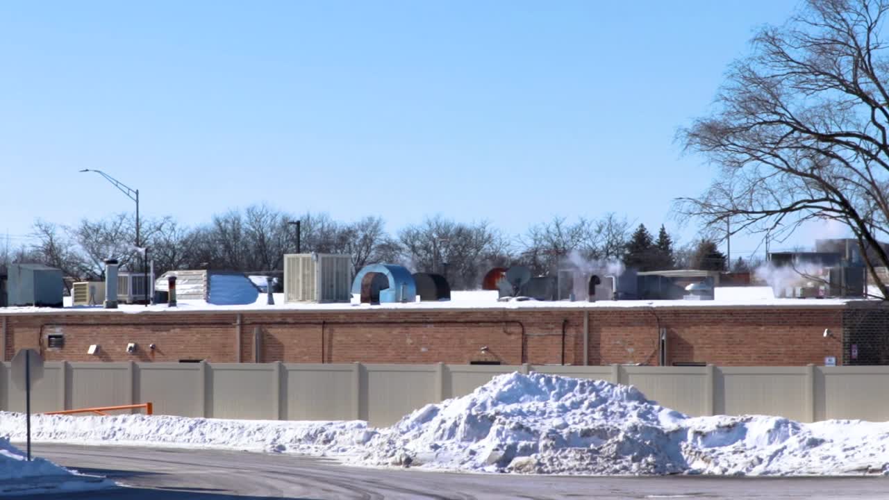 미국 도시의 낮은 층 상업용 건물 꼭대기에서 담배를 피우는 여러 개의 굴뚝