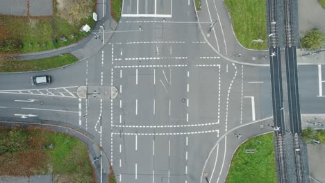 無人機拍攝車輛經過的收費公路十字路口