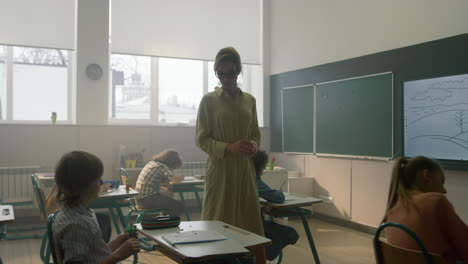 Estudiantes-Haciendo-Pruebas-En-La-Lección.-Compañeros-De-Clase-Aprendiendo-Juntos-En-La-Escuela-Primaria