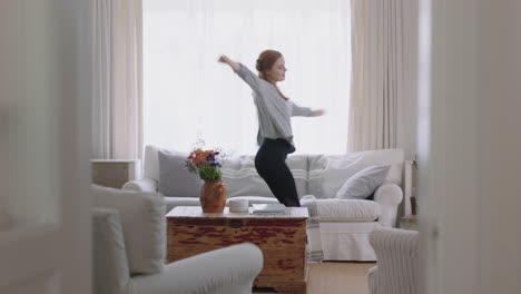 Mujer-Joven-Feliz-Bailando-En-Casa-Divirtiéndose-Celebrando-Con-Divertidos-Movimientos-De-Baile-Disfrutando-De-La-Libertad-El-Fin-De-Semana-En-Imágenes-De-4k