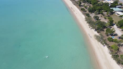 Klares-Blaues-Meer-Und-Weißer-Sandstrand---Dingo-Beach-Foreshore-Park-An-Einem-Sonnigen-Sommertag-In-Qld,-Australien