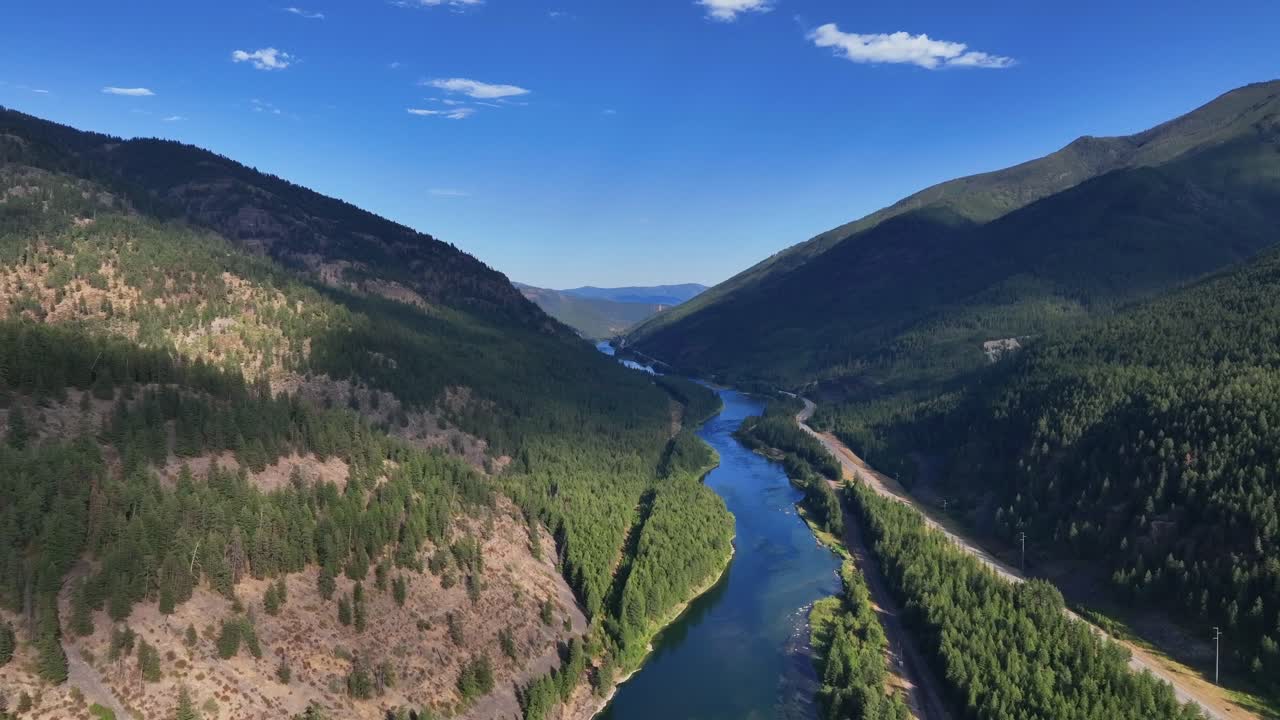 espectacular paisaje de exuberantes montañas forestales en el río flathead cerca del parque nacional de los glaciares en montana, ee.uu.