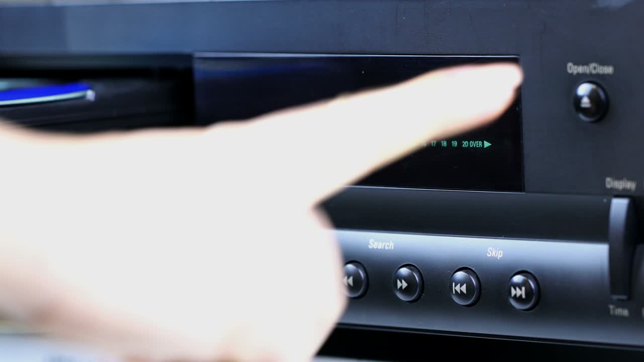 테이프 레코더 클로즈업, 여성이 cd를 입합니다.