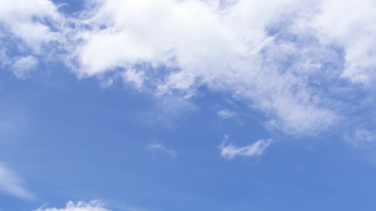 밝은 푸른 하늘에서 가운 하 구름이 날아 갔다. 태양의 뜨거운 여름 주, 4k 비디오