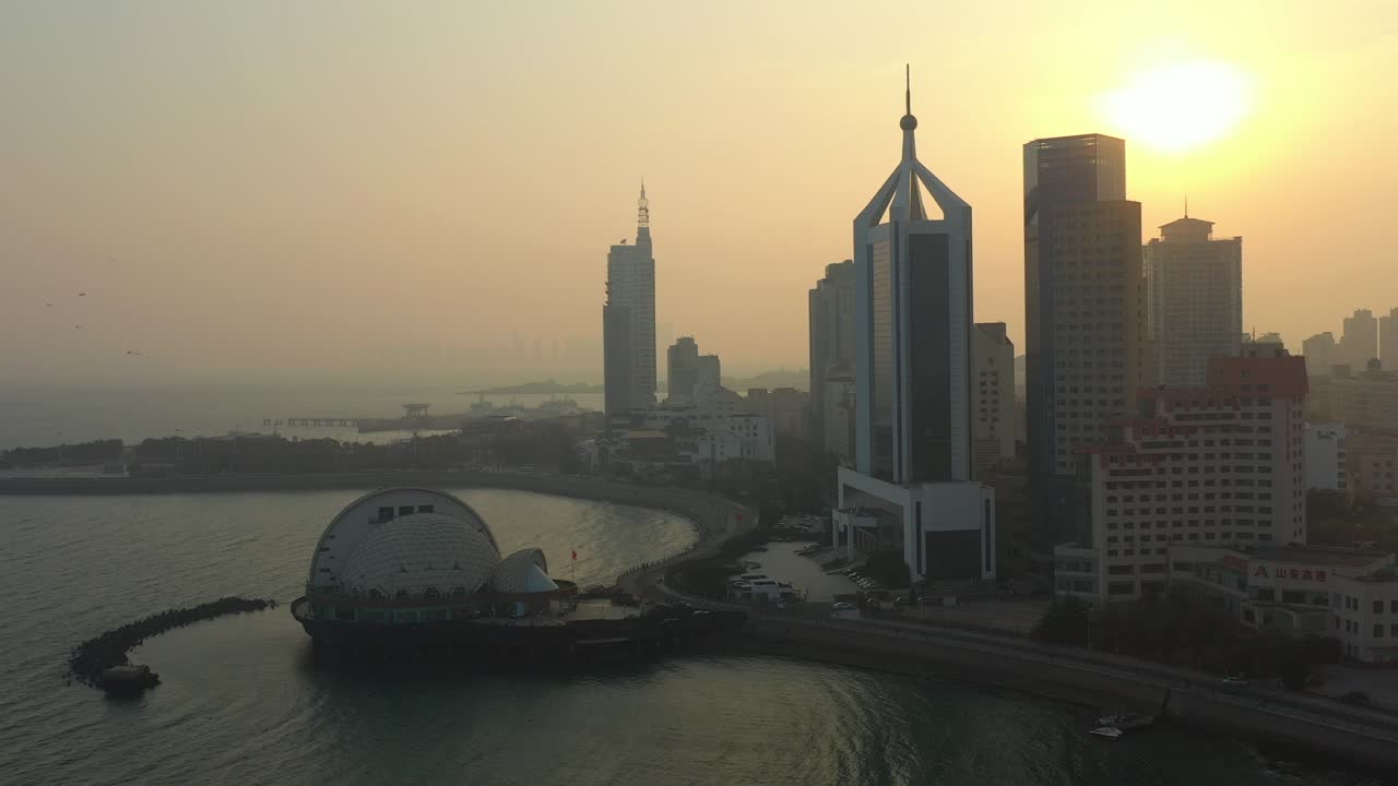 hora de puesta de sol ciudad de qingdao famosa playa bahía palacio del mar panorama aéreo 4k china
