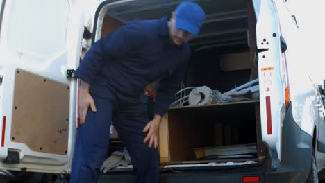 trabajador cargando su furgoneta