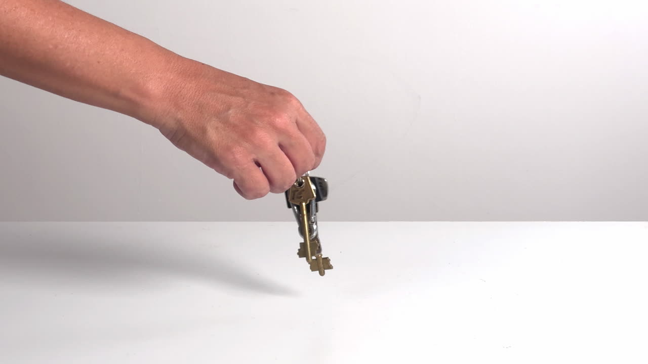 Primo piano di una mano che fa tintinnare un mazzo di chiavi