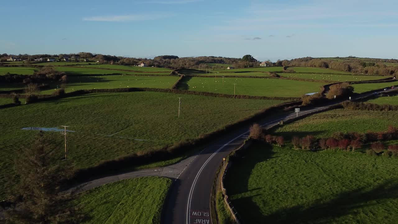 시골 농업 시골에서 시간당 20마일의 속도 제한에 대한 차량의 공중 조망