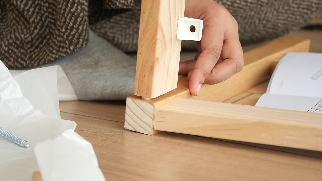 나무 의자를 조립하는 것