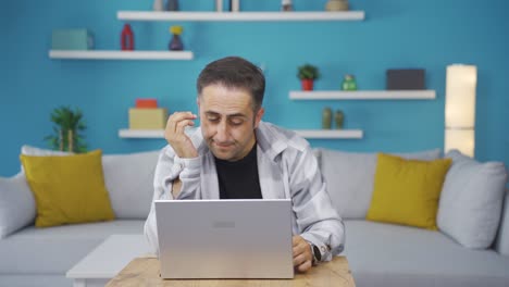 el hombre mirando la computadora portátil es considerado.