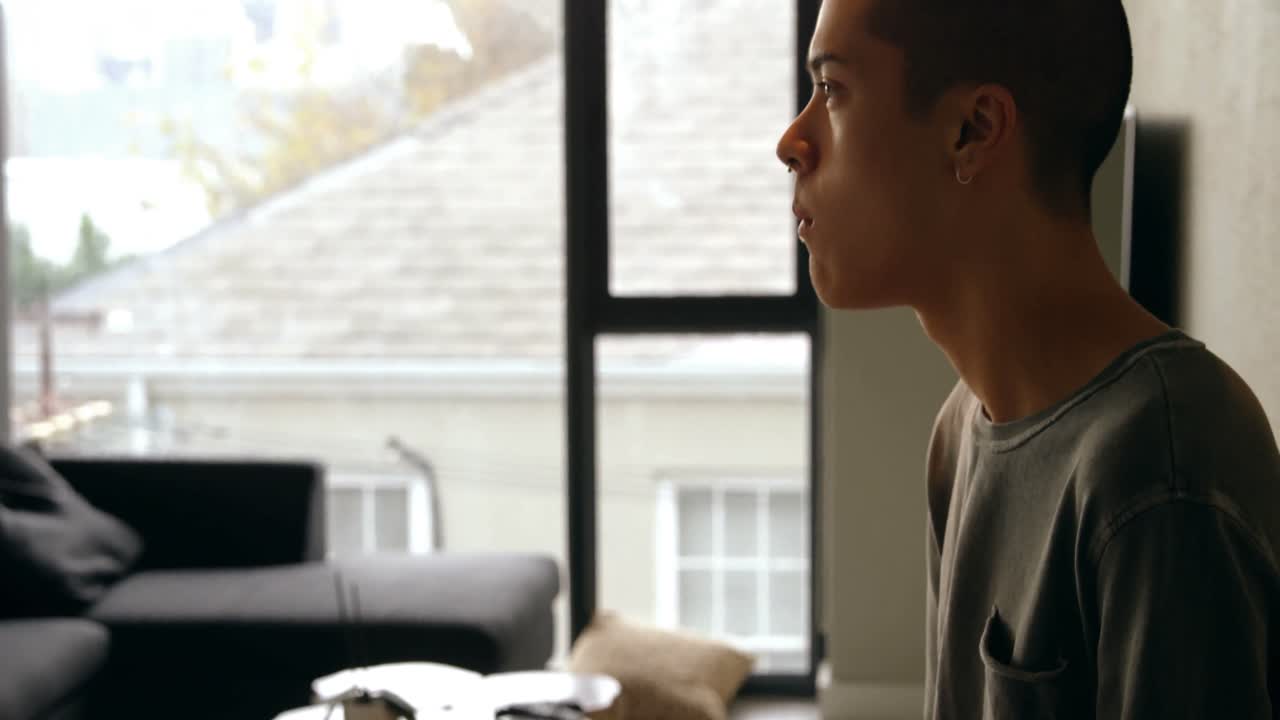 집에서 음식을 먹는 남자 4k