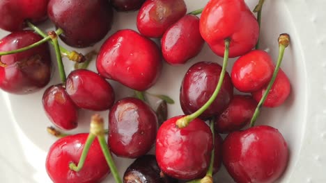 las cerezas frescas