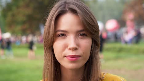 Primer-Plano-De-Una-Mujer-Caucásica-Mirando-La-Cámara-En-El-Festival-De-Música.