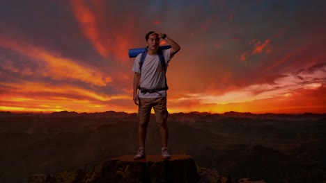 un excursionista en la cima de una montaña al atardecer