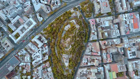 la colina de santa lucía en medio del paisaje urbano de santiago, luz del día, vista aérea