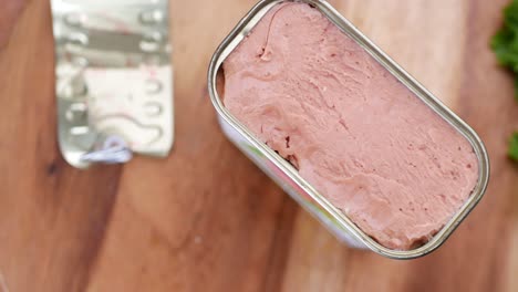 carne enlatada para el almuerzo en tablero de madera