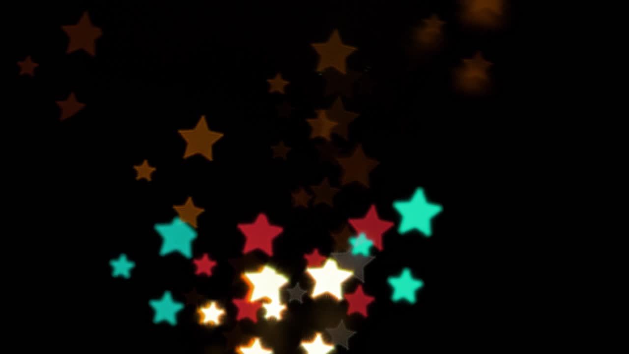 bokeh de estrella hermosa del coche en movimiento y semáforos en la noche, navidad, invierno, vacaciones o concepto de fondo de fiesta de glamour, espacio de copia