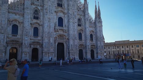 Touristentreffen-In-Der-Innenstadt-Mit-Panoramablick-Auf-Die-Kathedrale