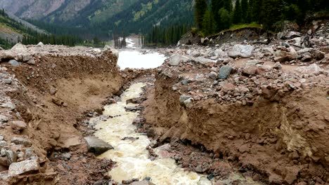 peligro inundación de lodo río montañas