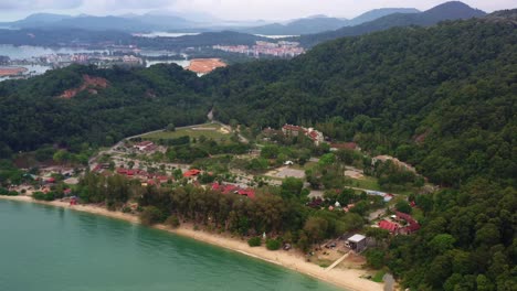 Toma-Aérea-Del-Paisaje-Del-Destino-Turístico-Teluk-Batik-Beach-Rodeada-De-Selva-Verde-Y-Montaña-Montañosa-En-Lumut,-Perak,-Malasia,-Sudeste-Asiático