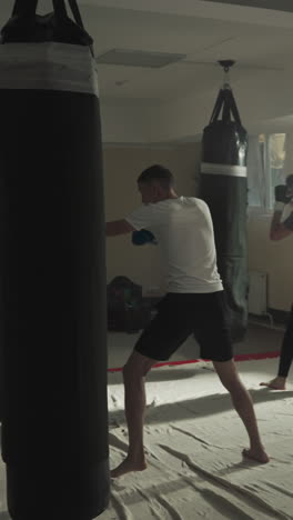 los luchadores de taekwondo entrenan con equipos deportivos en el gimnasio. los deportistas profesionales golpean y patean en equipo haciendo ejercicio en cámara lenta del club. el entrenamiento de los atletas