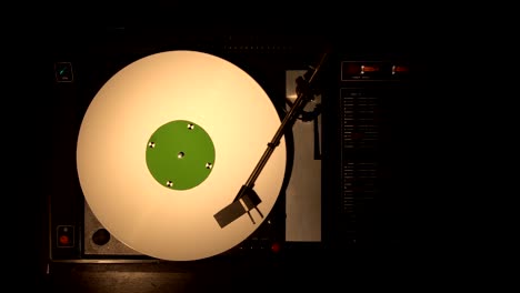 vinyl-pleer spielt lieder von einem alten plattenspieler in 4k-top-view.