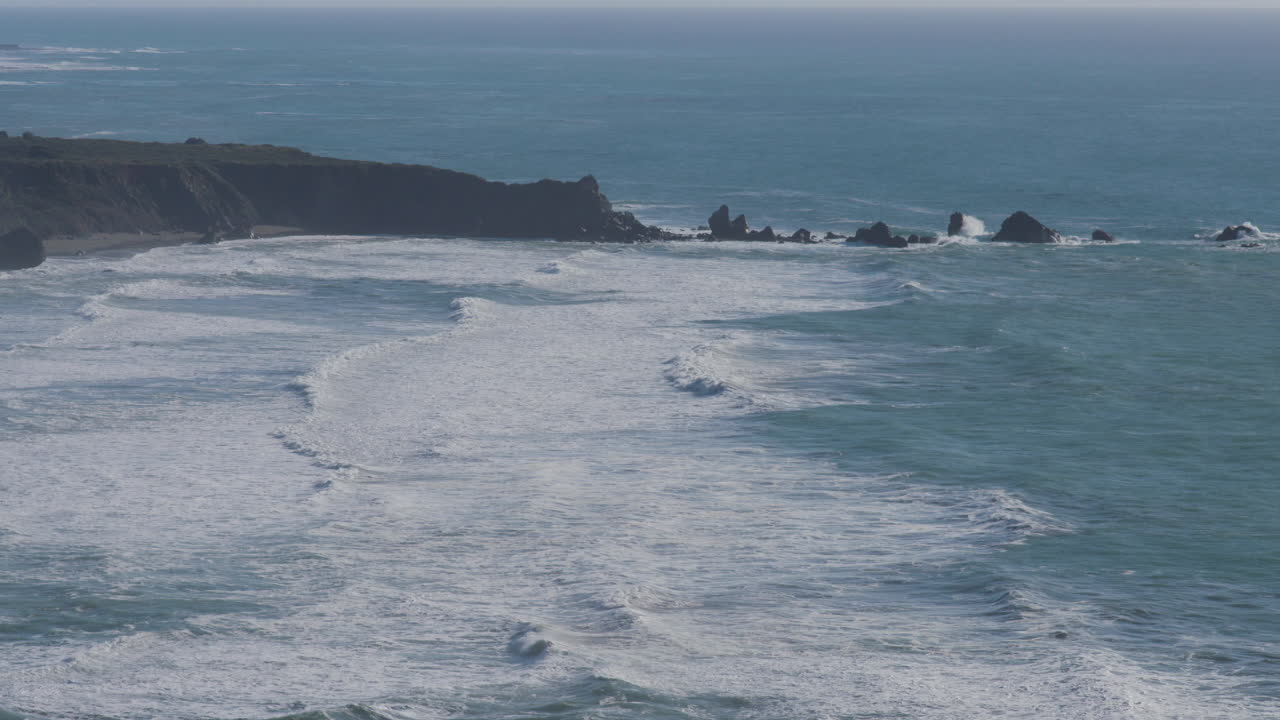 toma estacionaria de olas rompiendo las aguas del océano pacífico ubicadas en big sur california