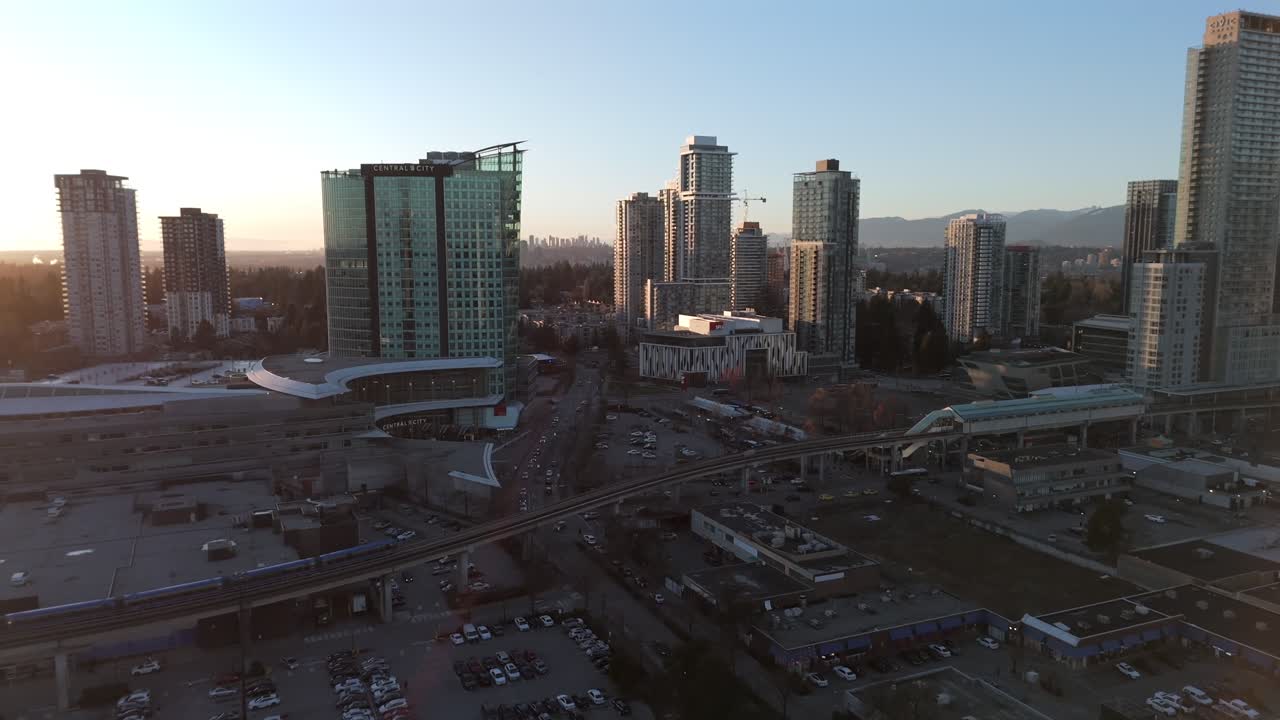 Skyline del centro di Surrey al tramonto nella Columbia Britannica, Canada. Ripresa aerea con drone